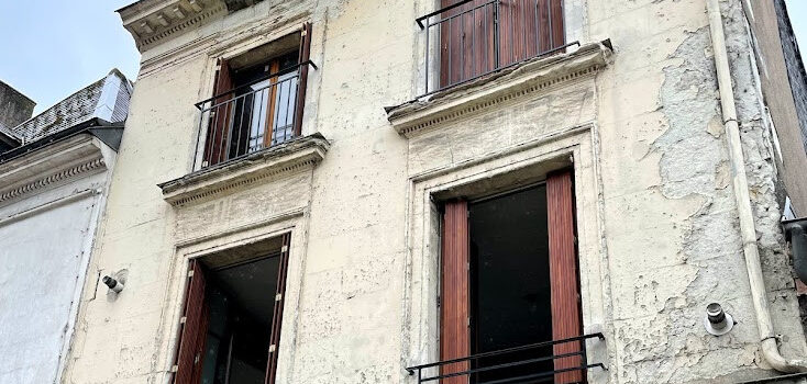 Garde corps en acier dans du tuffeau