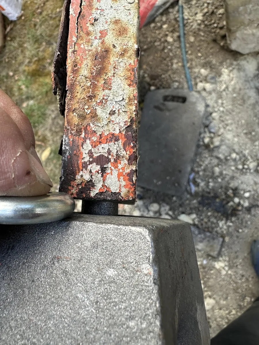 Ajustement du nouveau pivot dans le bas du montant rouillé