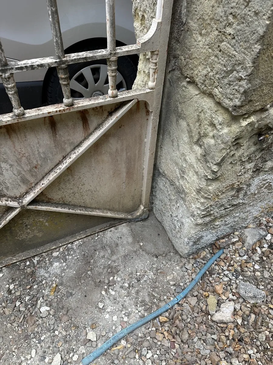 Bas du portail remonté sur son nouveau pivot contre le pilier