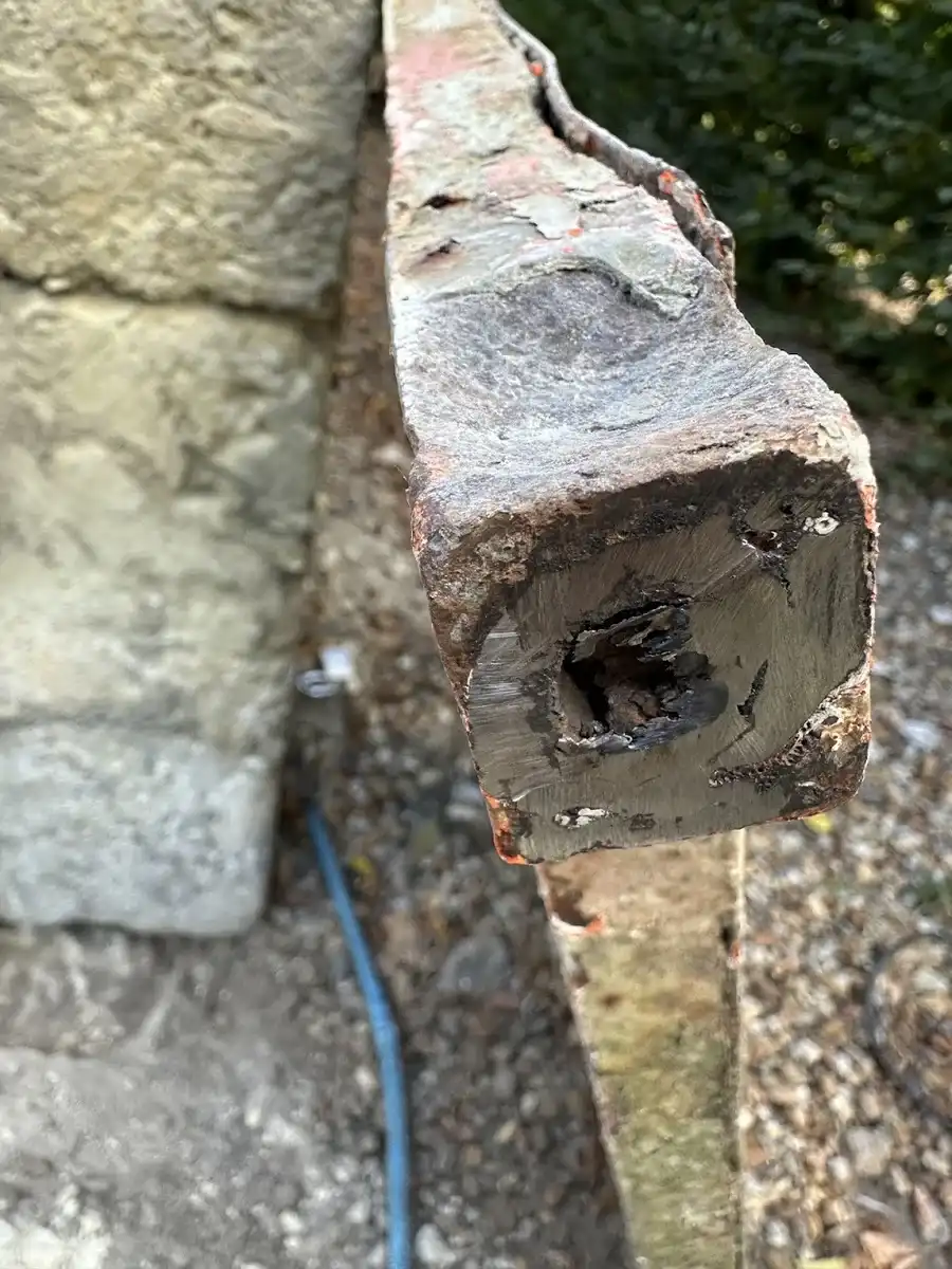 Bas du montant corrodé avec ancien pivot soudé