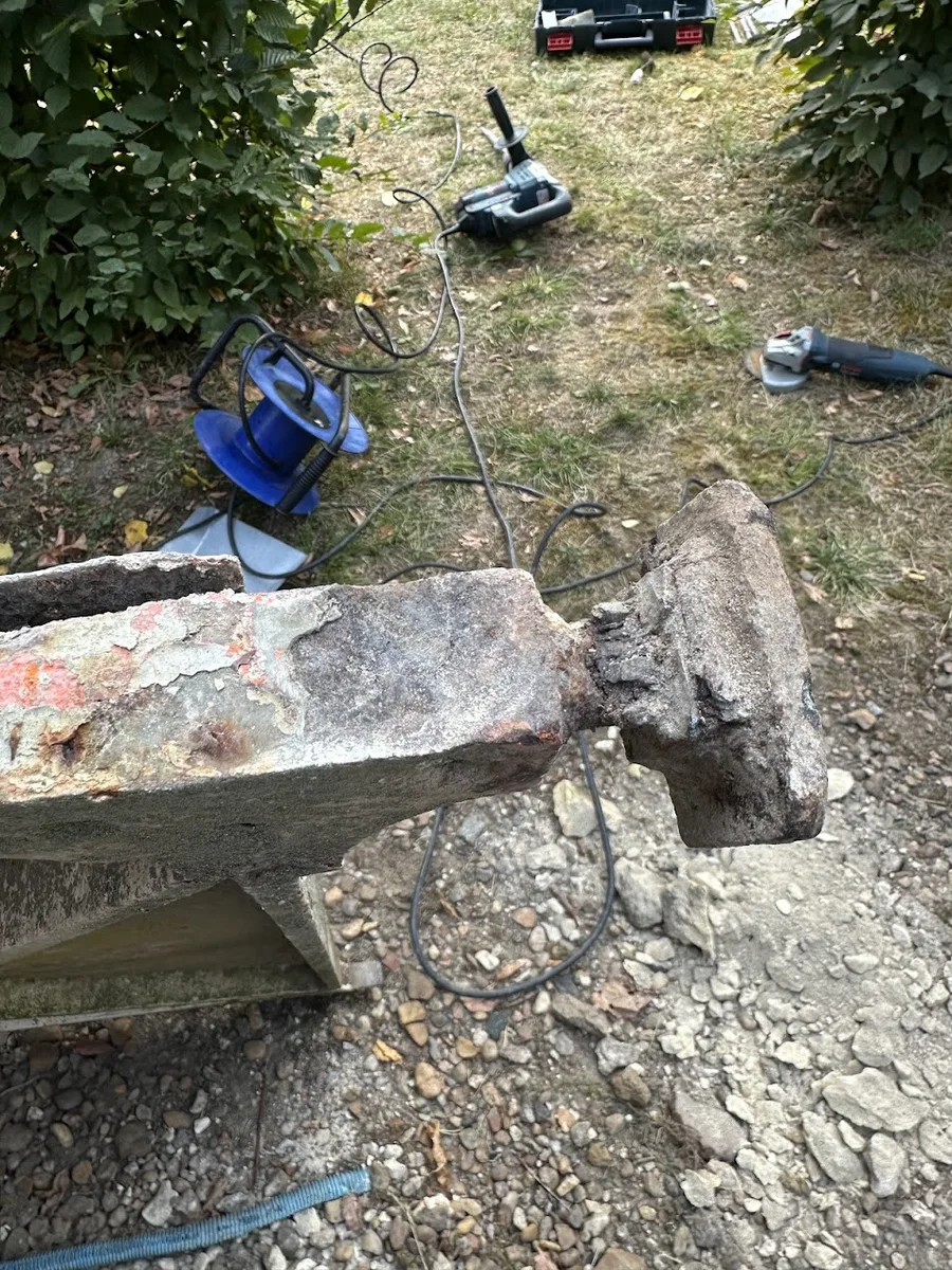 pivot de portail rouillé et soudé par la rouille