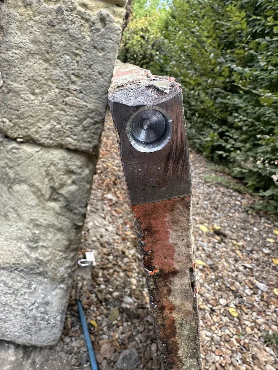 Nouveau pivot inséré et ajusté dans le bas du montant