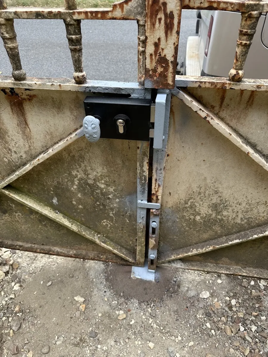 Nouvelle serrure de portail installée avec poignée décorative
