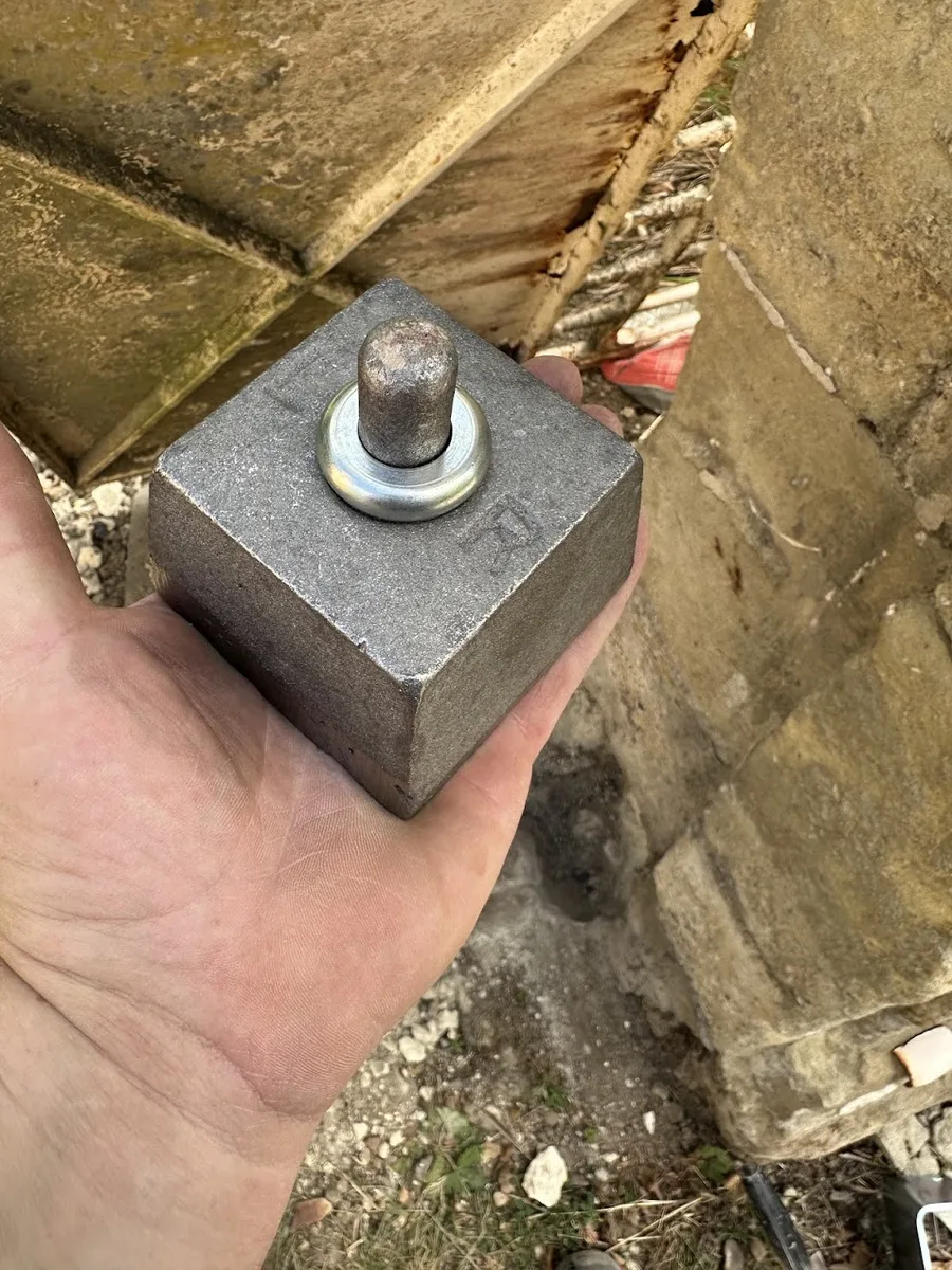 Détail du pivot (crapaudine en fonte) usiné avec rondelle