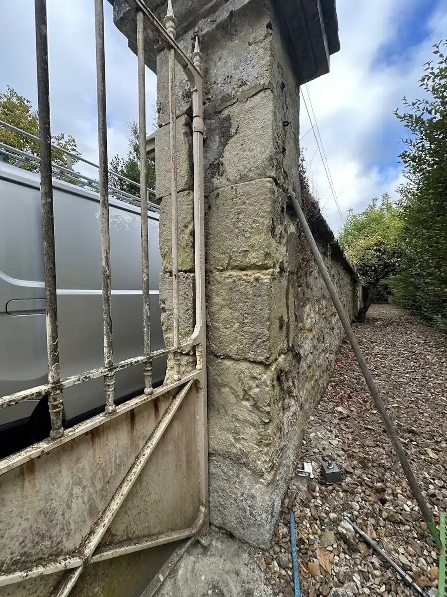 Portail ancien en fer forgé rouillé avant restauration à Pocé-sur-Cisse