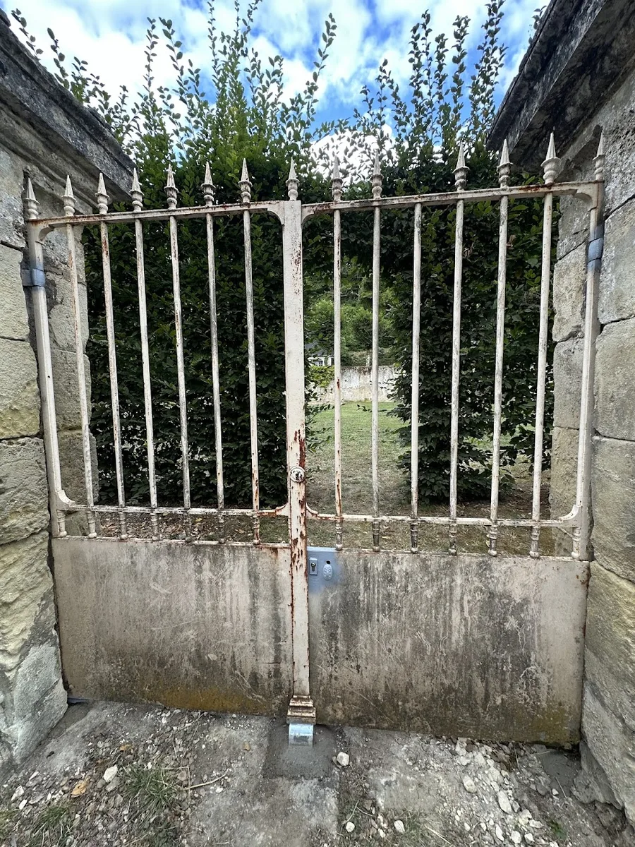 Portail de château restauré résultat final à Pocé-sur-Cisse