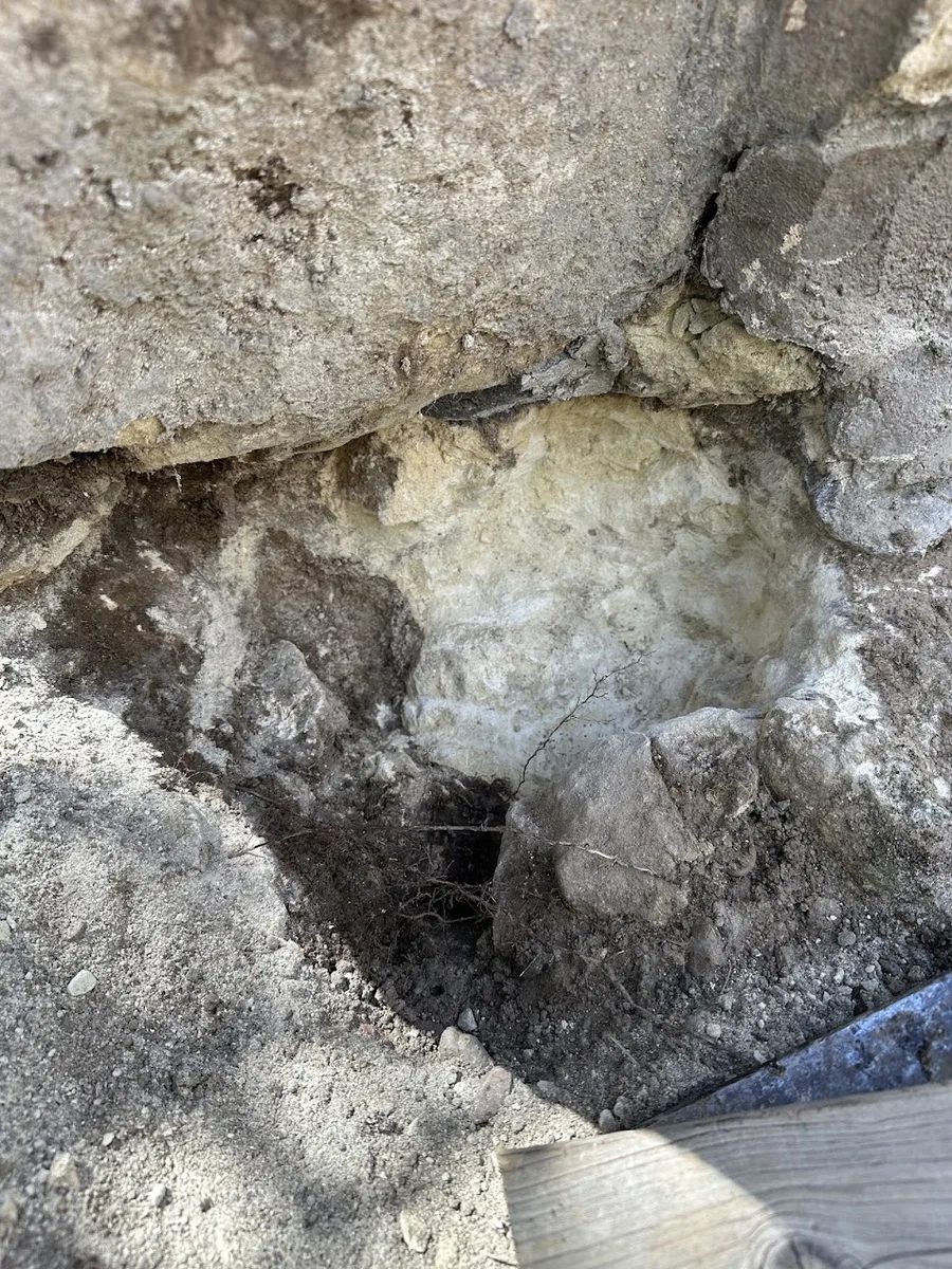 Scellement nettoyé dans le pilier en pierre de tuffeau