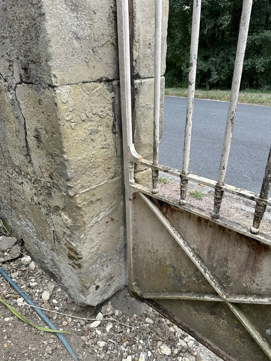 Vue rapprochée de la nouvelle serrure et du verrou de portail