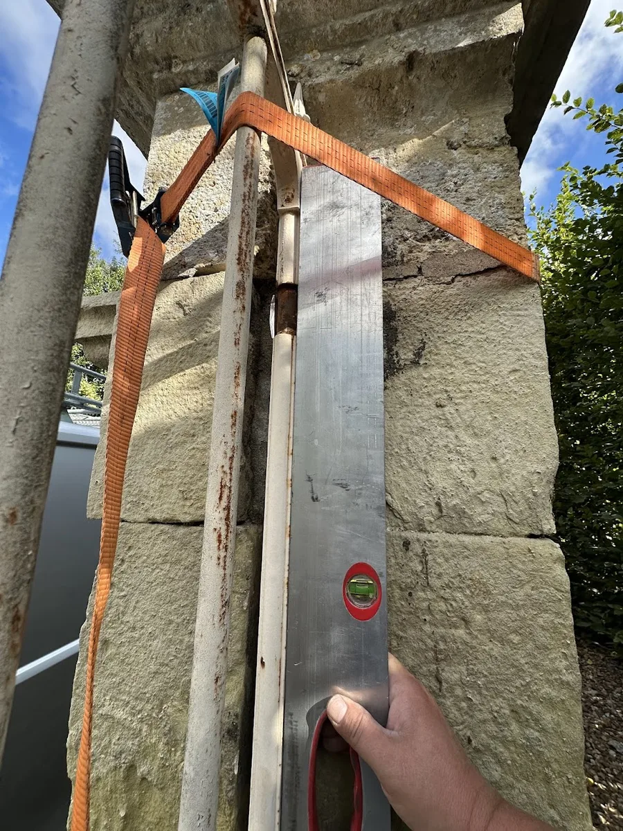 Vérification de l'aplomb du portail au niveau à bulle