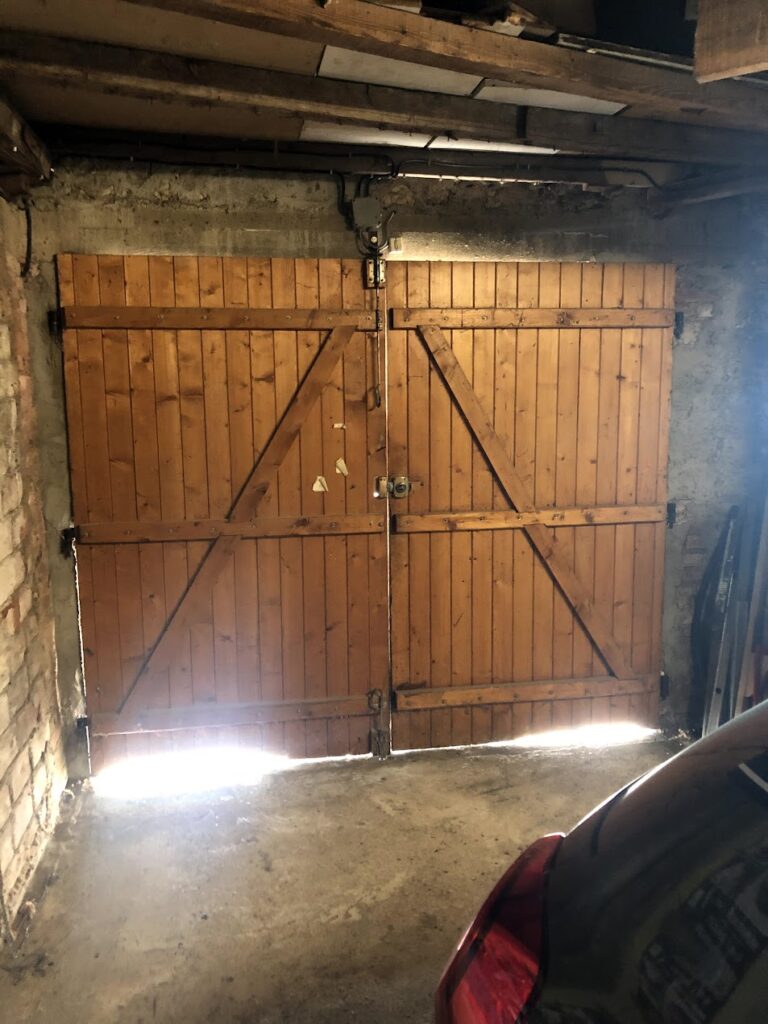 Vue intérieure de la porte de garage en bois avant motorisation