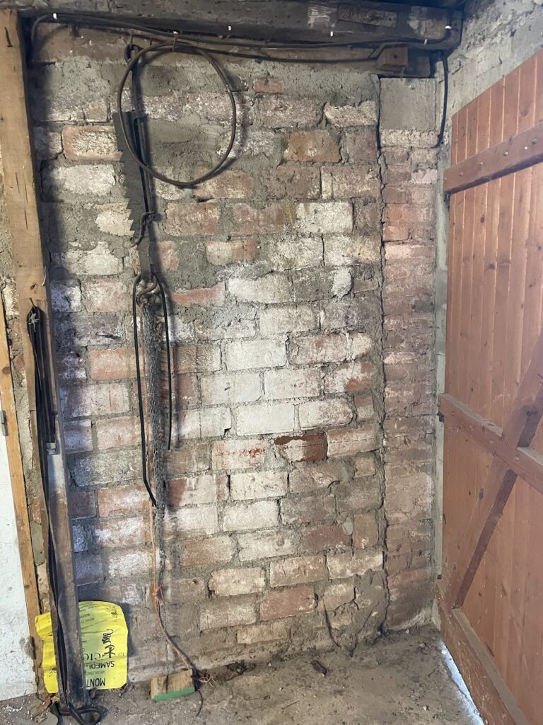 Fixer vérin sur mur en brique