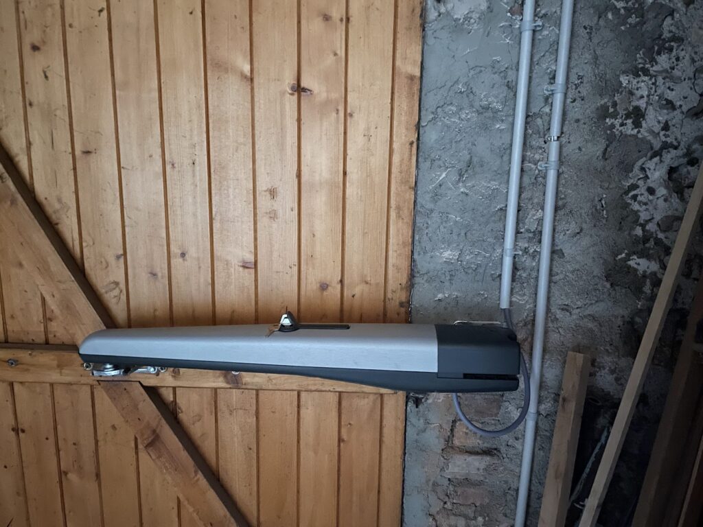 Vérin Nice droite intérieur sur porte en bois