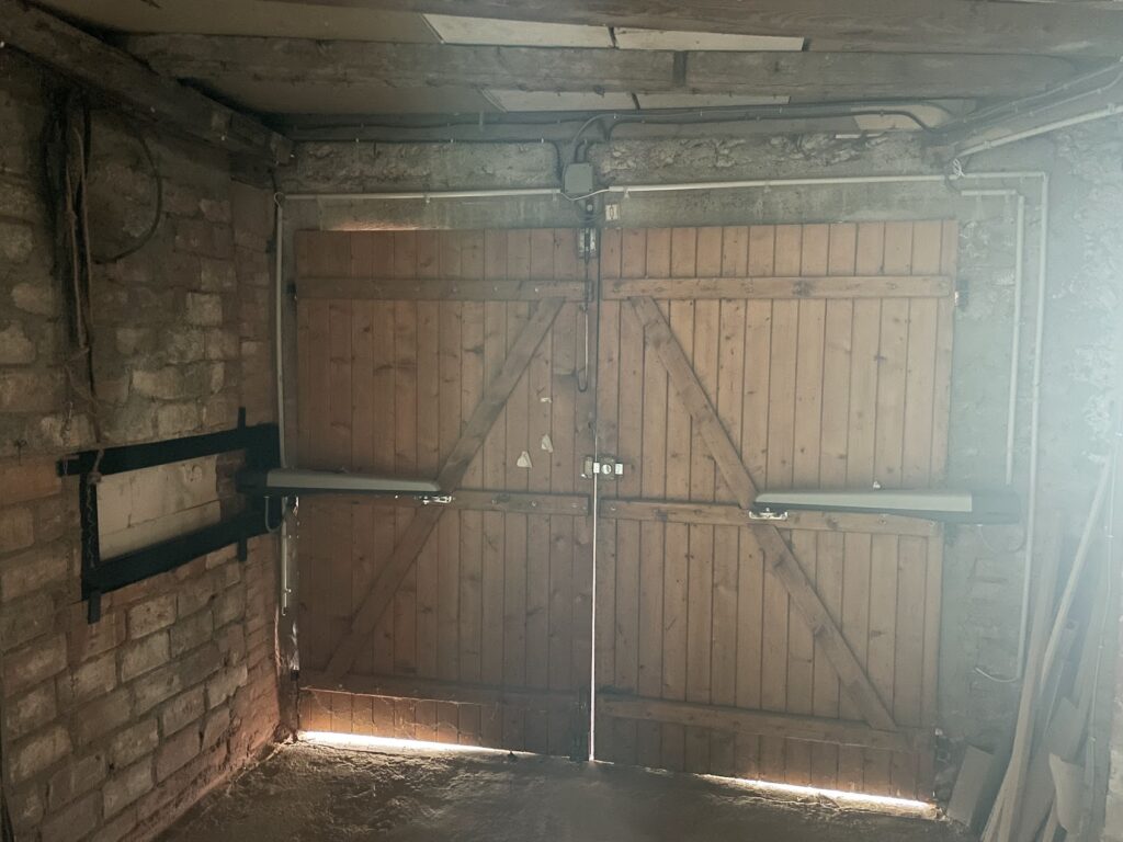Motorisation de porte de garage double battant en bois